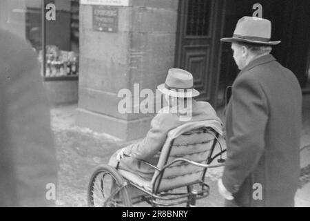 Effectif 05-1950: Freeman à OsloLe miracle controversé Pastor Freeman a visité Oslo. Aktuell a participé à quelques réunions et décrit ses impressions ici. La rumeur des merveilleux pouvoirs de guérison de M. William Freeman s'était propagée à l'avance de Stockholm. Des personnes boiteuses et paralysées ont été emmenées en fauteuil roulant au site de Filadelfia. Cet homme qui a été conduit à la réunion a dû la laisser dans le même fauteuil roulant qu'il est venu. Photo: Sverre A. Børretzen / Aktuell / NTB ***PHOTO NON TRAITÉE*** Banque D'Images