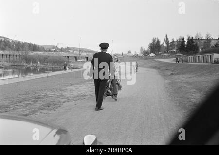 Réel 22 - 2 - 1974: DUS avec la PoliceLa police de district est un phénomène étrange qui agit comme une sorte de zone tampon entre le policier ordinaire et le garçon dans la rue. Le but est principalement de prévenir la criminalité. Current est avec les officiers Helge Løhren et Lars Stubstad. Photo: Ivar Aaserud / Aktuell / NTB ***PHOTO NON TRAITÉE*** Banque D'Images