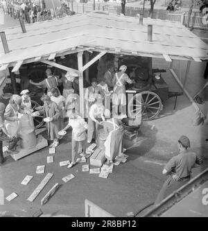 Réel 15-1950: 10 000 pour navetTAt le début du mois, la première Landsturnstevne après la guerre a été tenue à Lillehammer. Plus de 6 000 gymnastes de tous âges et de partout au pays ont participé aux compétitions et aux manifestations. La compétition géante a été menée de manière brillante, et les gymnastes ici ont sans aucun doute frappé le plus grand coup d'après-guerre pour leur sport merveilleux. Après une journée de formation, les stocks de nourriture aux postes à manger étaient en rupture de stock. Ici, 1 600 passent par la même station. La PDG de Lotte, Ellen Sandberg (avec une écharpe autour de sa taille) a assuré que tout cela Banque D'Images