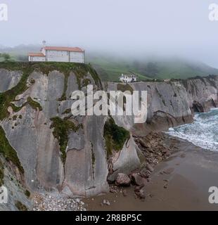 Hermitage de San Telmo sur une falaise qui mène à la plage d'Itzurun à Zumaia, pays basque. Concept du pays Basque Banque D'Images