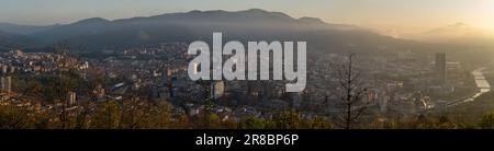 Vue panoramique sur la ville de Bilbao depuis le mont Artxanda au coucher du soleil avec une brume lumineuse à l'horizon. Destination de voyage en espagnol Banque D'Images