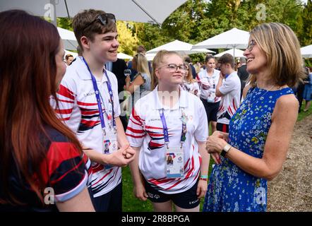 20 juin 2023, Berlin : Jill Gallard (r), Ambassadeur du Royaume-Uni de Grande-Bretagne en Allemagne, discute avec Craig McGarrity (2nd de gauche) et Grace Beales de l'équipe des Jeux Olympiques spéciaux britanniques lors de la fête d'anniversaire du roi Charles III dans le jardin de Villa Ullstein, la résidence de l'ambassadeur. Cette année, la fête du jardin est organisée autour des célébrations du couronnement et de la visite d'État du roi Charles III et de la reine Camilla en Allemagne. L'anniversaire du roi est en fait sur 14 novembre, mais dans l'espoir d'un meilleur temps, les Britanniques le célèbrent en été. Photo: Bernd von Jutrc Banque D'Images