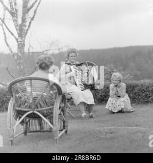 Actuel 36-7-1960: N'a pas le temps de s'ennuyer Quelques personnes admirables souhaitent que la journée ait été de deux heures de plus. Ils ont mille fers dans le feu, ils doivent tous être pris en charge, et ils aiment littéralement avoir leur programme plein. Nous connaissons une fille de cette catégorie. Kari Knutsen, une fille de 18 ans originaire d'Oslo, est une dame de bureau chez Standart Fabrikker par jour, mais dès qu'elle est faite pour la journée, elle se lance dans toutes sortes d'hobbies. Photo: Aage Storløkken / Aktuell / NTB ***PHOTO NON TRAITÉE*** Banque D'Images