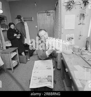 Courant 9-4-1960: Ajuster - long et fidèle serviteur Leif Juster a cinquante ans. 50 bougies sur le gâteau. Le célébrant a remercié pour le cadeau, il s'est bien passé avec un long pain, et a fait sauter 49 bougies en un. - Mais alors je ne me sens pas un jour plus de 49 non plus - a dit la résilience de 50 ans-vieux. Photo: Ivar Aaserud / Aktuell / NTB ***PHOTO NON TRAITÉE*** Banque D'Images