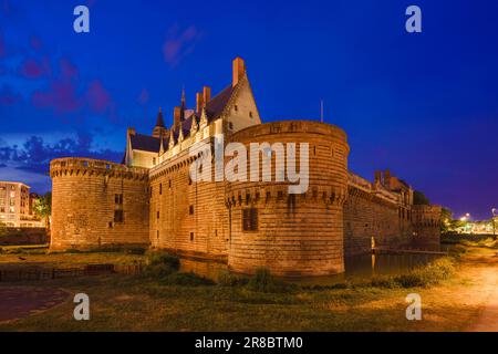 Vue de nuit du château des Ducs de Bretagne à Nantes, France Banque D'Images