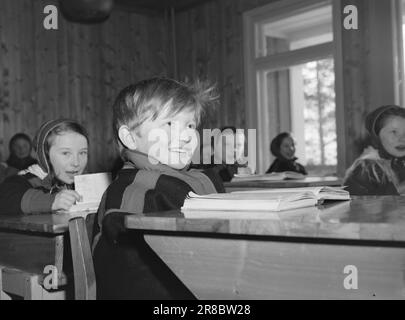 Courant 3-1950: Les enfants naturels dans les chemises de rue.les enfants de l'école à Karasjok dans une école d'embarquement. Samuel Per anti a raison d'être heureux: Il est le seul garçon de la classe 2nd. Karen Berit anti (derrière lui) n'est pas tout à fait fou non plus. Les enfants sâmes sont ouverts et dignes de confiance et très disposés à apprendre, mais ce n'est pas si facile quand la divulgation a lieu dans une langue étrangère. Mais le dessin, la démonstration et la dramatisation du professeur peuvent faire comprendre bien aux enfants, mais cela aurait été beaucoup mieux avec les Samis. Photo: Sverre A. Børretzen / Aktuell / NTB *** PHOTO NON TRAITÉE*** Banque D'Images