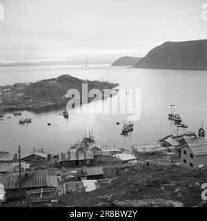 Réel 20-3-1947: Honningsvåg'entre les casernes et les montagnes le long de la mer...' Lorsque les « départements de construction » allemands ont quitté Honningsvåg, seule la minuscule église en bois est restée et a témoigné que Honningsvåg était une petite communauté prospère, le plus grand village de pêcheurs de West Finnmark. Comment se fait-il dans Honningsvåg aujourd'hui, près de trois ans après que les Allemands ont commencé leurs ravages dans Finnmark? Comment va-t-il réellement avec la restauration controversée dans le Nord? Photo : Th. Skotaam / Aktuell / NTB ***PHOTO NON TRAITÉE*** Banque D'Images