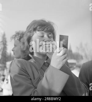 Courant 06-1950: De nouvelles pages à Holmenkollen.cette année le vent était sur le point de souffler l'ensemble de Holmenkollrennet, mais après un report de trois heures il est mort, et le grand festival folklorique, qui plaît à tout le monde, même à ceux qui ne s'intéressent pas beaucoup au sport, est parti de la manière prescrite. Voici des photos du photographe Sverre A. Børretzen qui montrent la vie qui s'est déroulée parmi les 90 000 spectateurs avant, pendant et après la course. Photo: Sverre A. Børretzen / Aktuell / NTB ***PHOTO NON TRAITÉE*** Banque D'Images