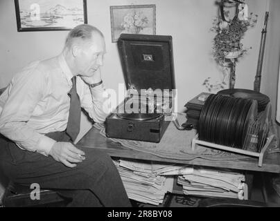 Réel 2-1947: Gulostende Johannes Andersen, mieux connu sous le nom de 'Gulosten', est l'un des plus célèbres cambrioleurs de Norvège. Au cours de la guerre, il a fait un excellent effort tant au pays qu'à l'étranger. Dans son livre 'VI kommer oss', Johannes Andersen donne un aperçu de sa vie colorée. Johs. est un grand amateur de musique et a une riche collection de bons enregistrements de gramophone. Ici, il écoute fasciné par Karin Juel qui chante : « le bonheur vient, le bonheur va... » Photo : Th. Skotaam / Aktuell / NTB ***PHOTO NON TRAITÉE*** Banque D'Images