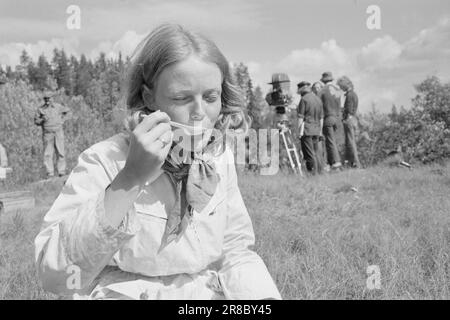 Courant 34 - 3 - 1974: L'amour sur la scènel'histoire dramatique de l'amour entre le non-officier allemand Willi Jutzi et une fille norvégienne est maintenant recréée sur film. Les deux ont vécu pendant des mois dans les zones frontalières entre la Suède et la Norvège. Les deux rôles principaux sont joués par l'étudiante en sciences infirmières de 21 ans et l'ancienne Miss Norway, Aina Walle et l'acteur allemand Siemen Rühaak. Swede Jan Nygren, de Dramaten à Stockholm, a un rôle important à jouer. Le directeur est Eldar Einarsson. « Faneflukt » est son premier film. Photo: Ivar Aaserud / Aktuell / NTB ***PHOTO NON TRAITÉE*** Banque D'Images