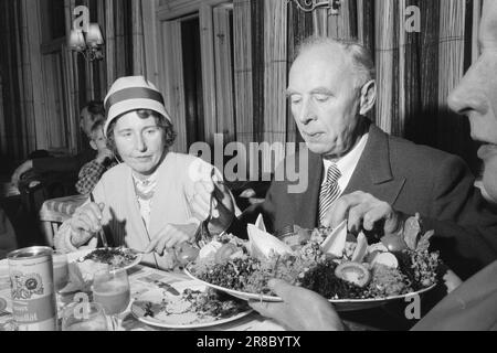 Courant 52-2-1960: Chou-fleur la côtelettes de Noël chlorophylle est une fête cette année la fête de compagnie a eu lieu dans le restaurant de la nourriture crue sous la devise: "Bien-être dans le lieu de travail. Pour combattre la cardialgie, les bûcherons et la mauvaise haleine. Photo: Sverre A. Børretzen / Aktuell / NTB ***PHOTO NON TRAITÉE*** Banque D'Images