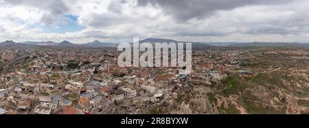 Une photo panoramique de la ville d'Uchisar, en Cappadoce, par une journée nuageux. Banque D'Images