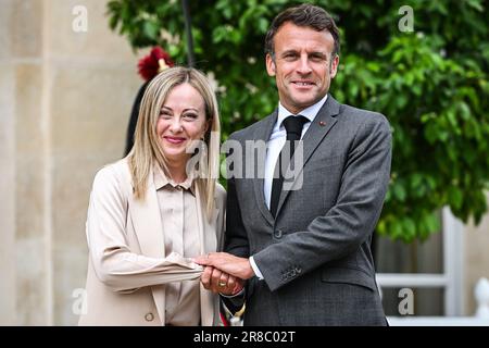 Paris, France, France. 20th juin 2023. Le Président français Emmanuel Macron accueille le Président du Conseil des ministres de l'Italie (Premier ministre italien) Giorgia Meloni au Palais présidentiel de l'Elysée à 20 juin 2023, à Paris, en France. (Credit image: © Matthieu Mirville/ZUMA Press Wire) USAGE ÉDITORIAL SEULEMENT! Non destiné À un usage commercial ! Banque D'Images