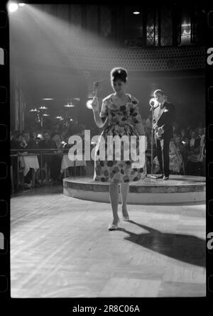 Réel 21-5-1960 : Søtten-Stil lors d'un spectacle de mannequins à Regnbuen à Oslo, des vêtements de jeunes filles qui ont été créés d'une manière nouvelle et originale ont été récemment présentés. La nouvelle entreprise de mode 'Eventeen', dirigée par Eva M. Christensen et Elsebet Plae, a permis aux adolescents de concevoir eux-mêmes la mode de l'été. Ils ont organisé un concours de dessin pour les filles de 14 à 18 ans: Dessiner la garde-robe de l'été. Une vague de propositions est venue de tout le pays. Photo: Sverre A. Børretzen / Aktuell / NTB ***PHOTO NON TRAITÉE*** Banque D'Images