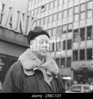 Actuel 3-9-1960: Chaos avec des lettres majuscules nous lisons quotidiennement que la Norvège fait partie de l'OTAN et de l'ONU, mais nous faisons aussi partie de ABCDEFGHIJKLMNOPQRSTUVWXYZÆØÅ? (Faites ressortir ce qui ne convient pas.) Même ceux qui traitent les expressions sur une base quotidienne ont de la difficulté à dire au reste d'entre nous ce qu'elles signifient. Photo: Sverre A. Børretzen / Ivar Aaserud / Aktuell / NTB ***PHOTO NON TRAITÉE*** Banque D'Images