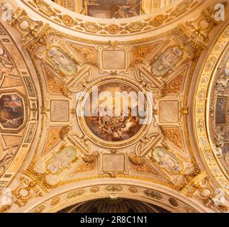 GENOVA, ITALIE - 8 MARS 2023 : la fresque au plafond des Anges avec les intiaux IHS dans l'église Chiesa di Santa Maria della Cella Banque D'Images