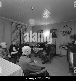 Actuel 55-4-1960: Le monde entier est venu à Odalen la Croix-Rouge a recueilli de l'argent pour l'achat d'un téléviseur pour la maison des vieux Sør-Odal. Pour la première fois dans leur vie, les anciens voyaient un vaste et merveilleux monde avec des gens, des villes et des nations dont ils n'avaient guère entendu parler. Photo: Aage Storløkken / Aktuell / NTB ***PHOTO NON TRAITÉE*** Banque D'Images