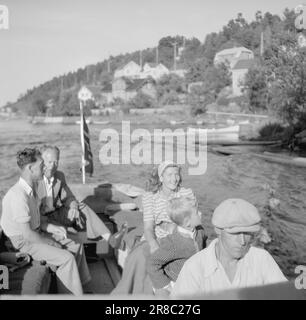 Courant 17-2-1947: Arendal, berceau de l'art de vivre Arendal, également appelé la « Venise du Nord » a été pendant plus de 100 ans la principale ville maritime en Norvège. Les voiliers de la ville ont été trouvés sur toutes les mers, et la ville et le quartier ont semé la vie quand les navires sont revenus à la maison en automne avec des charges lourdes. L'apogée d'Arendal s'est terminée à la fin du 19th siècle par un grave krach bancaire qui a créé une détresse et une misère sans précédent. Des gens de petite classe ont organisé des associations de « solidarité » pour s'occuper de leurs intérêts, et « la bande côtière douce » est devenue pour un temps le centre du soc Banque D'Images