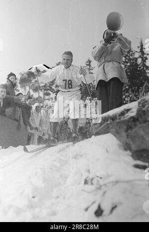 Courant 5-5-1947: Holmenkolldagen 1947Holmenkollen c'était un jour idéal pour le Holmenkollrenn 50th, avec un nouveau record au sol de 71 mètres, établi par le norvégien Hans Kaarstein, BUL, Oslo. Swede Sven Israelsson a remporté la coupe du Roi. C'est la première fois dans l'histoire de Holmenkollen qu'un étranger l'a fait. Photo: Aktuell / NTB ***PHOTO NON TRAITÉE*** Banque D'Images