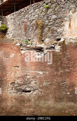 mur extérieur avec zone exposée ou endommagée révélant un arrière-plan abîmé et texturé adapté à un arrière-plan avec espace de copie ou espace de copie Banque D'Images