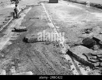 Construction d'autoroute en 1970-80s. Affichage de routes récemment construites sans circulation. Les travailleurs de la route et les défauts dans la construction. Banque D'Images