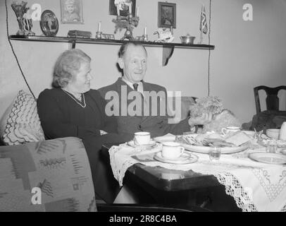 Réel 2-1947: Gulostende Johannes Andersen, mieux connu sous le nom de 'Gulosten', est l'un des plus célèbres cambrioleurs de Norvège. Au cours de la guerre, il a fait un excellent effort tant au pays qu'à l'étranger. Dans son livre 'VI kommer oss', Johannes Andersen donne un aperçu de sa vie colorée. Johs. À la maison à Vogtsgate 36 avec sa fiancée Miss Bergstrøm et le chien 'Jenny'. Photo : Th. Skotaam / Aktuell / NTB ***PHOTO NON TRAITÉE*** Banque D'Images