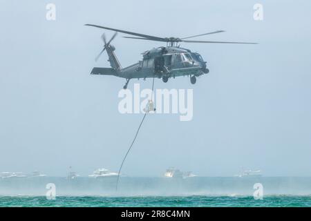 Un hélicoptère au-dessus de Miami. Banque D'Images