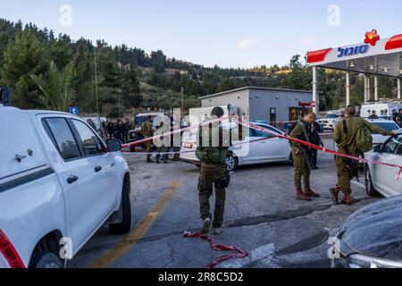 Eli. 20th juin 2023. Les officiers des forces de sécurité israéliennes se tiennent sur les lieux d'une fusillade dans la colonie d'Eli, entre Naplouse et Ramallah, en Cisjordanie. Selon l'armée israélienne, un attaquant palestinien présumé a ouvert le feu sur des civils près d'une station-service, a fait au moins quatre morts et quatre blessés. Crédit : Ilia Yefimovich/dpa/Alay Live News Banque D'Images