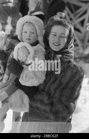 Courant 5-5-1947: Holmenkolldagen 1947Holmenkollen c'était un jour idéal pour le Holmenkollrenn 50th, avec un nouveau record au sol de 71 mètres, établi par le norvégien Hans Kaarstein, BUL, Oslo. Swede Sven Israelsson a remporté la coupe du Roi. C'est la première fois dans l'histoire de Holmenkollen qu'un étranger l'a fait. Photo: Aktuell / NTB ***PHOTO NON TRAITÉE*** Banque D'Images