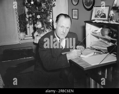 Réel 2-1947: Gulostende Johannes Andersen, mieux connu sous le nom de 'Gulosten', est l'un des plus célèbres cambrioleurs de Norvège. Au cours de la guerre, il a fait un excellent effort tant au pays qu'à l'étranger. Dans son livre 'VI kommer oss', Johannes Andersen donne un aperçu de sa vie colorée. Voici Johs. Andersen vit à Vogtsgate 36 à Oslo et écrit un dévouement dans son livre 'VI kommer oss'. Photo : Th. Skotaam / Aktuell / NTB ***PHOTO NON TRAITÉE*** Banque D'Images