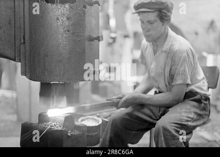 Courant 09-1950: Prêt pour le printemps. Le plus grand fabricant de machines agricoles du pays, l'usine de Kverneland à temps sur Jæren, également makessmaller, mais des outils agricoles très nécessaires. Photo: Sverre A. Børretzen / Aktuell / NTB ***photo non traitée*** Banque D'Images