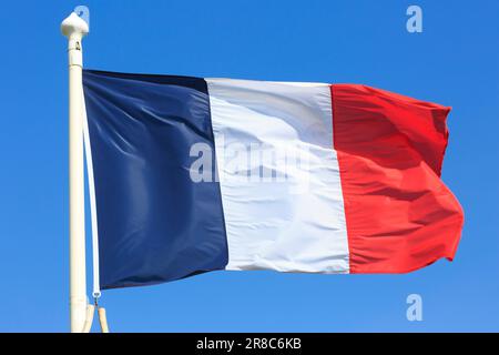 Le drapeau national de la France survolant fièrement le Parc commémoratif australien de la première Guerre mondiale à Fromelles (Nord), en France Banque D'Images