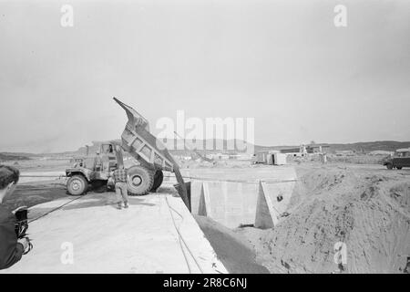 Courant 27-10-1960: La rivière est déplacée pour que les avions arrivent. Une subvention de l'OTAN de 40 millions pour le développement de l'aéroport de Værnes à Stjørdal.photo Sverre A. Børretzen: Aktuell / NTB ***photo non traitée*** Banque D'Images