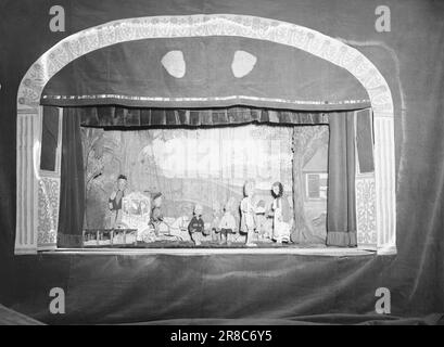 Réel 01-1947: La marionnette theaterLes enfants contournent les théâtres à Noël, les spectacles pour enfants sont souvent exécutés dans tout le pays. Aktuell a visité 'une heure et demie avec le Père Noël' à Studiotetret à Oslo. Le couple de Rönnblad, qui gère l'ensemble du théâtre avec un total de 300 marionnettes, a donné plus de 5 000 spectacles dans les écoles primaires suédoises, et chaque année les spectacles sont vus par plus de 60 000 enfants. Une scène de la représentation du théâtre de marionnettes de 'Snow White et des 7 Dwarfs'. Le prince est venu de recueillir la princesse ressuscitée pendant que les nains stand et Banque D'Images