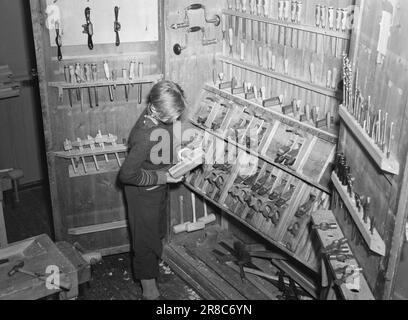 Réel 01-1947: La compétition de dessinationThen c'est le tour des enfants à nouveau! Encouragé par le bon résultat l'année dernière, 'Aktuell' et l'Association norvégienne des enseignants de dessin et d'artisanat, en collaboration avec la National Gallery, annoncent un nouveau concours national de dessin pour les écoles primaires. 'Aktuell' a établi NOK 3 500. en prix, divisé en 30 premiers prix et 40 deuxièmes prix. Au printemps, à la fin du concours, les meilleurs dessins sont exposés à la galerie nationale. Le thème de cette année est la vie d'hiver. Photo: Aktuell / NTB ***PHOTO NON TRAITÉE*** Banque D'Images