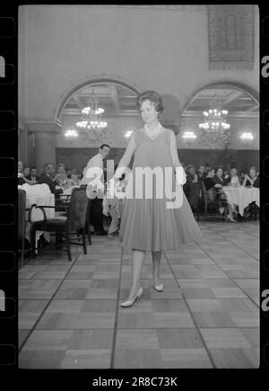 Courant 17-9-1960 : dans certaines circonstances, Une couturier a présenté une collection de vêtements de maternité qu'elle a montré à Bristol. Pour le plaisir des femmes enceintes, il y a des vêtements pour toutes les occasions. Il n'y a aucun intérêt à essayer du cacher - il est toujours évident qu'il y a quelque chose en dessous, alors soyez audacieux avec les vêtements. Plissé en bleu. Photo: Sverre A. Børretzen / Aktuell / NTB ***PHOTO NON TRAITÉE*** Banque D'Images