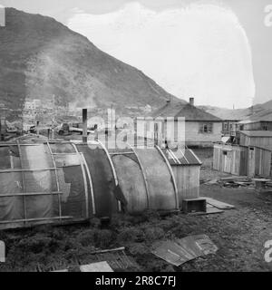 Réel 20-3-1947: Honningsvåg'entre les casernes et les montagnes le long de la mer...' Lorsque les « départements de construction » allemands ont quitté Honningsvåg, seule la minuscule église en bois est restée et a témoigné que Honningsvåg était une petite communauté prospère, le plus grand village de pêcheurs de West Finnmark. Comment se fait-il dans Honningsvåg aujourd'hui, près de trois ans après que les Allemands ont commencé leurs ravages dans Finnmark? Comment va-t-il réellement avec la restauration controversée dans le Nord? Photo : Th. Skotaam / Aktuell / NTB ***PHOTO NON TRAITÉE*** Banque D'Images