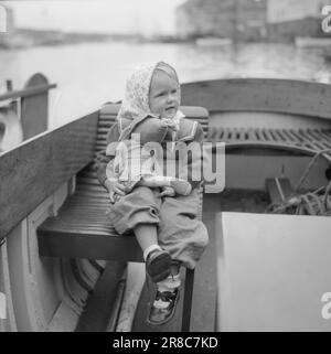 Courant 17-2-1947: Arendal, berceau de l'art de vivre Arendal, également appelé la « Venise du Nord » a été pendant plus de 100 ans la principale ville maritime en Norvège. Les voiliers de la ville ont été trouvés sur toutes les mers, et la ville et le quartier ont semé la vie quand les navires sont revenus à la maison en automne avec des charges lourdes. L'apogée d'Arendal s'est terminée à la fin du 19th siècle par un grave krach bancaire qui a créé une détresse et une misère sans précédent. Des gens de petite classe ont organisé des associations de « solidarité » pour s'occuper de leurs intérêts, et « la bande côtière douce » est devenue pour un temps le centre du soc Banque D'Images