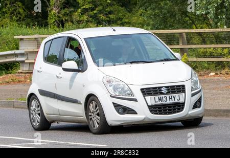 Milton Keynes, Royaume-Uni - 18 juin 2023: 2013 blanc SUZUKI VOITURE SPLASH voyageant sur une route anglaise Banque D'Images