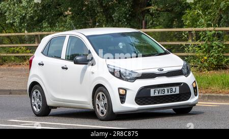 Milton Keynes, Royaume-Uni - 18 juin 2023:2018 voiture KIA PICANTO blanche voyageant sur une route anglaise Banque D'Images