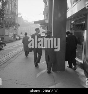 Actuel 17-5-1960: Donnez-leur votre aide aveugle. Jour et nuit dans l'obscurité éternelle. Ce n'est que lorsque la lumière du soleil est très forte qu'il sait quelle est la lumière. Puis il scintille à l'arrière de votre tête quelque part. Désagréable, en vain. C'est pourquoi il porte des lunettes noires, Bjørn Myrberg, l'un des 4 000 Norvégiens qui ne peuvent pas voir, l'un de ceux qui ont besoin de notre aide. Vous lui donnez une journée chargée dans la circulation ? Photo: Aage Storløkken / Aktuell / NTB ***PHOTO NON TRAITÉE*** Banque D'Images