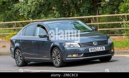 Milton Keynes,Royaume-Uni - 18 juin 2023: 2012 VOLKSWAGEN PASSAT voiture voyageant sur une route anglaise Banque D'Images