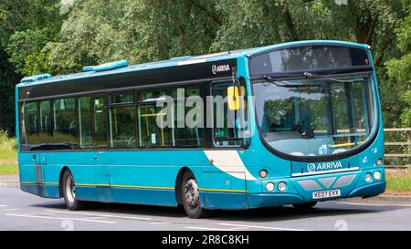 Milton Keynes, Royaume-Uni - 18 juin 2023:2007 VOLVO bus à Arriva couleurs voiture voyageant sur une route anglaise Banque D'Images