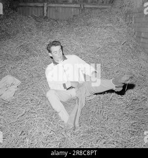 Courant 21-6-1960: Viljebunt de Jæren Norvège, le seul participant de gymnastique aux Jeux Olympiques, Åge Storhaug, s'entraîne chez lui à Løa. Photo: Ivar Aaserud / Aktuell / NTB ***PHOTO NON TRAITÉE*** Banque D'Images