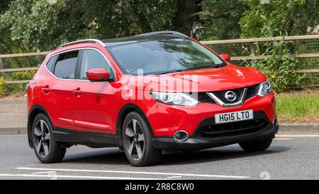 Milton Keynes, Royaume-Uni - 18 juin 2023 : voiture NISSAN QASHQAI 2015 rouge sur une route anglaise Banque D'Images