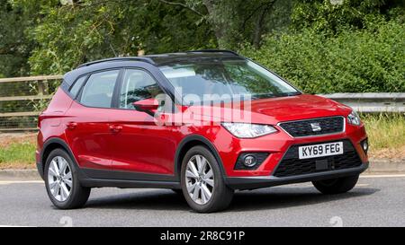 Milton Keynes, Royaume-Uni - 18 juin 2023 : voiture ARONA de 2019 sièges rouges sur une route anglaise Banque D'Images