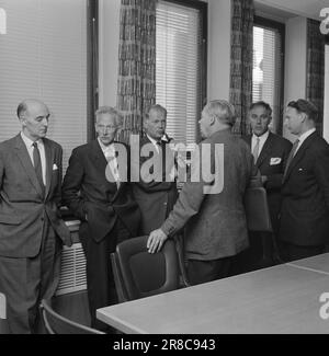 Actuel 39-3-1960: Faillite dans le Centre derrière des portes fermées, neuf directeurs politiques des ventes ont négocié la plus grande vente de la période d'après-guerre. Les biens qu'ils prévoient vendre sont les points de vue et les idées de base des trois partis centristes. Photo: Aage Storløkken / Aktuell / NTB ***PHOTO NON TRAITÉE*** Banque D'Images