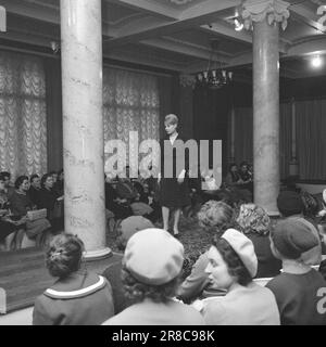 Courant 20-5-1960: La mode orientale d'inspiration occidentale lors d'un défilé de mode à Moscou Mauriske, grand magasin Kusnetskij MOST. Il était clair que l'influence occidentale avait pénétré dans le rideau de fer. Photo: Aage Storløkken / Aktuell / NTB ***PHOTO NON TRAITÉE*** Banque D'Images