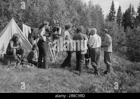 Courant 34 - 3 - 1974: L'amour sur la scènel'histoire dramatique de l'amour entre le non-officier allemand Willi Jutzi et une fille norvégienne est maintenant recréée sur film. Les deux ont vécu pendant des mois dans les zones frontalières entre la Suède et la Norvège. Les deux rôles principaux sont joués par l'étudiante en sciences infirmières de 21 ans et l'ancienne Miss Norway, Aina Walle et l'acteur allemand Siemen Rühaak. Swede Jan Nygren, de Dramaten à Stockholm, a un rôle important à jouer. Le directeur est Eldar Einarsson. « Faneflukt » est son premier film. Photo: Ivar Aaserud / Aktuell / NTB ***PHOTO NON TRAITÉE*** Banque D'Images