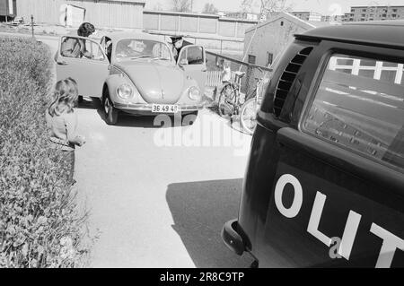 Réel 22 - 2 - 1974: DUS avec la PoliceLa police de district est un phénomène étrange qui agit comme une sorte de zone tampon entre le policier ordinaire et le garçon dans la rue. Le but est principalement de prévenir la criminalité. Current est avec les officiers Helge Løhren et Lars Stubstad. Photo: Ivar Aaserud / Aktuell / NTB ***PHOTO NON TRAITÉE*** Banque D'Images